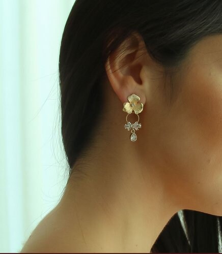 Gold Flower Bridal Dangle Earrings; Wedding earrings; Wedding Jewellery; Cubic Zirconia Earrings; Crystal Earrings; Gift for Her;