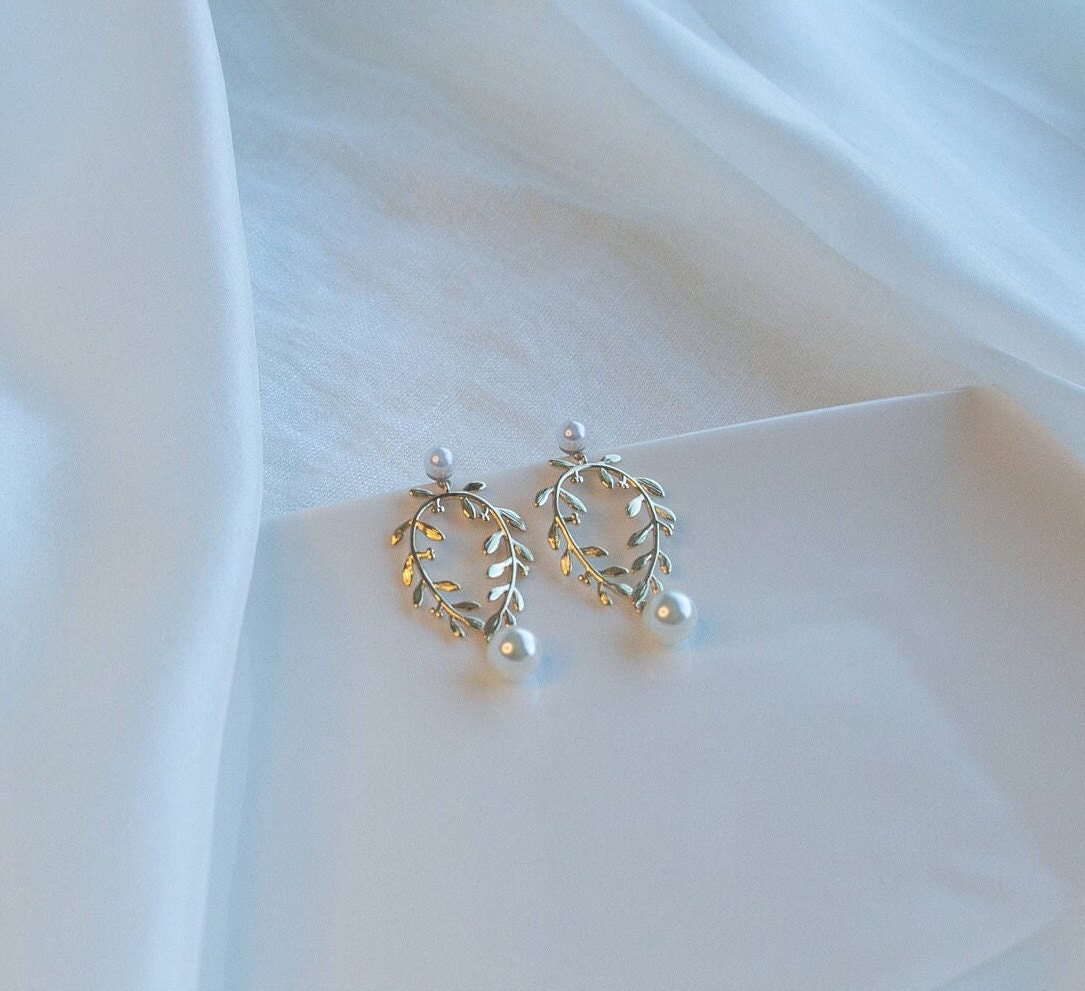 Gold Leaves Bridal Statement Earrings; Dangle Earrings; Gold Earrings; Wedding Earrings; Bride earrings; Bride gift; Pearl Earrings;