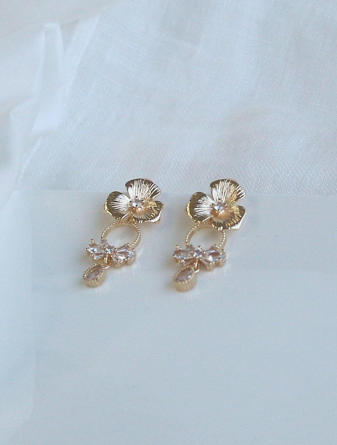 Gold Flower Bridal Dangle Earrings; Wedding earrings; Wedding Jewellery; Cubic Zirconia Earrings; Crystal Earrings; Gift for Her;