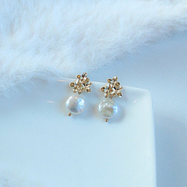 Gold Bridal Drop Earrings; Gold flowers Earrings; Natural Pearl Earrings; Bride Earrings; Gift for Bride; Wedding Jewellery; Gift for Her