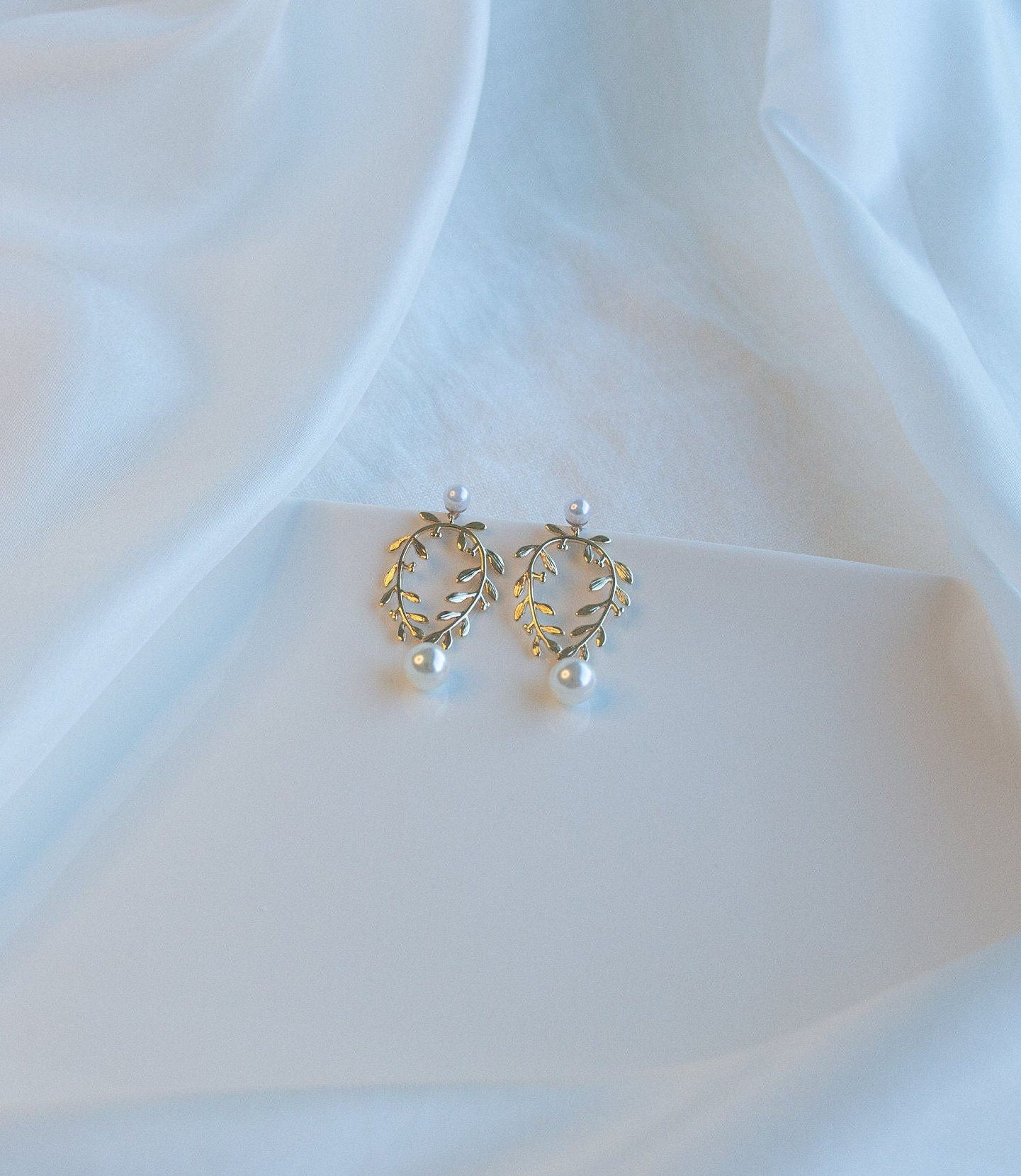 Gold Leaves Bridal Statement Earrings; Dangle Earrings; Gold Earrings; Wedding Earrings; Bride earrings; Bride gift; Pearl Earrings;