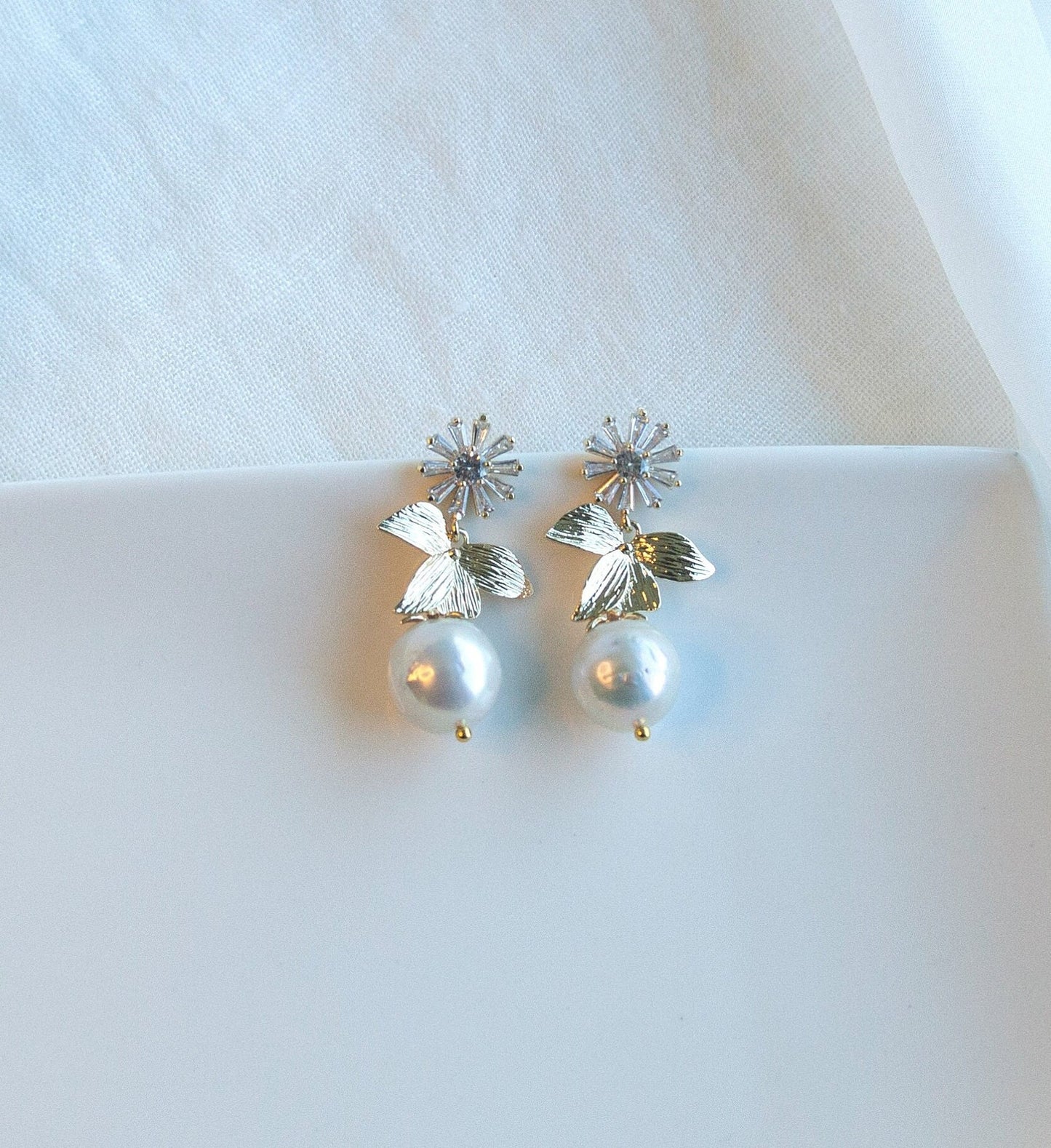 Natural Freshwater Pearls Bridal Earrings; Dangle Earrings; Drop Earrings; Wedding jewellery; Gift for Her; Gold Earrings; Floral Earrings
