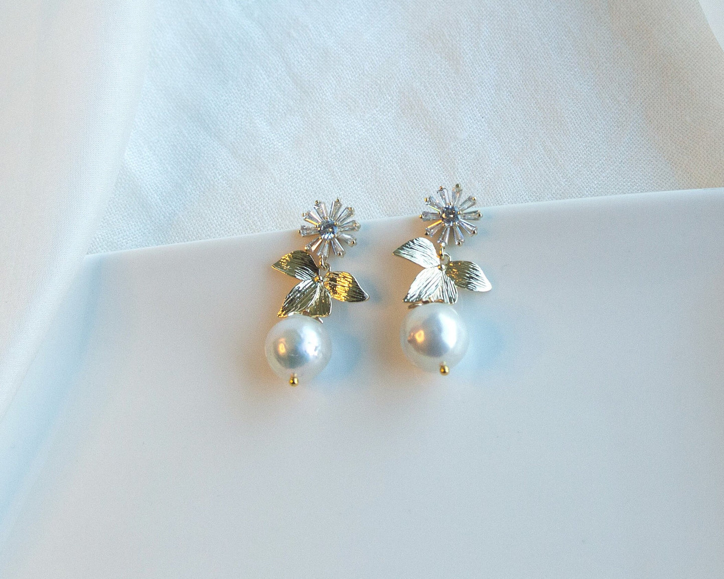 Natural Freshwater Pearls Bridal Earrings; Dangle Earrings; Drop Earrings; Wedding jewellery; Gift for Her; Gold Earrings; Floral Earrings