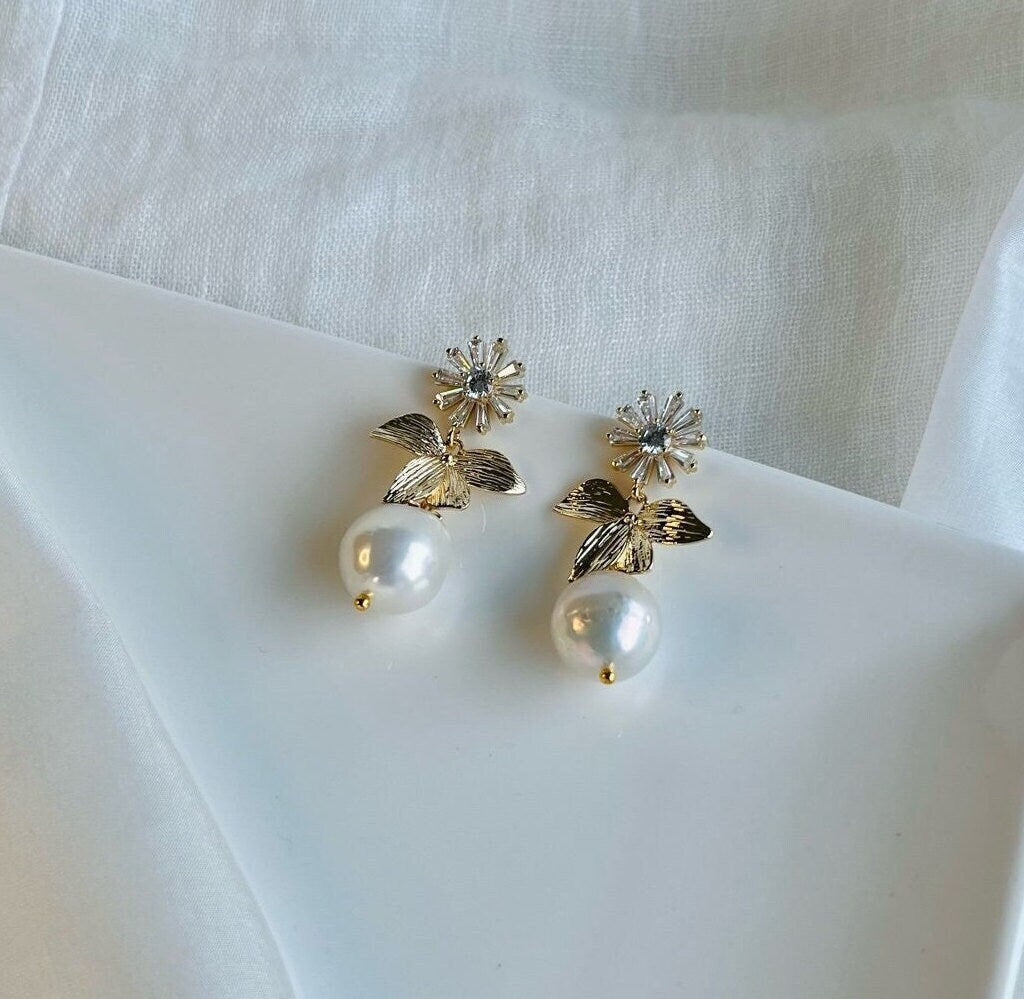 Natural Freshwater Pearls Bridal Earrings; Dangle Earrings; Drop Earrings; Wedding jewellery; Gift for Her; Gold Earrings; Floral Earrings