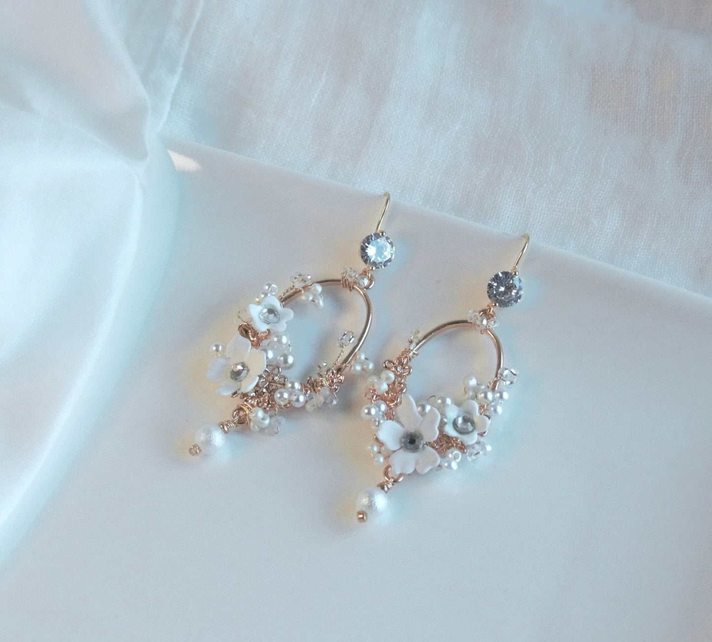 Bridal Statement Floral Earrings; White Flowers Earrings; Pearl Earrings; Wedding earrings; Crystal Earrings; Dangle Earrings;Gift for Bride