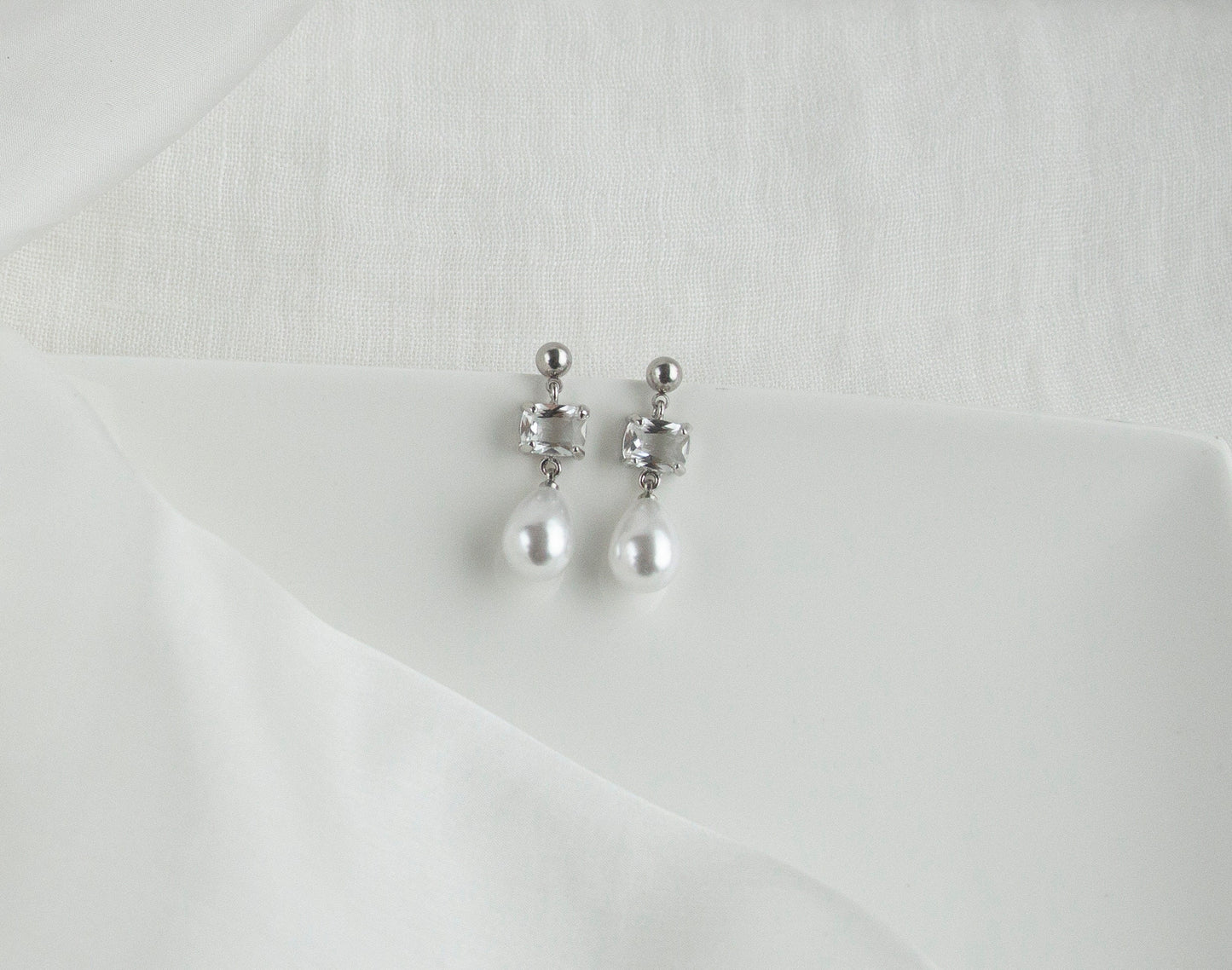 Teardrop Pearl Bridal Earrings; Dangle Earrings; Drop Earrings; Wedding jewellery; Silver Earrings; Crystal earrings; Gift for bride