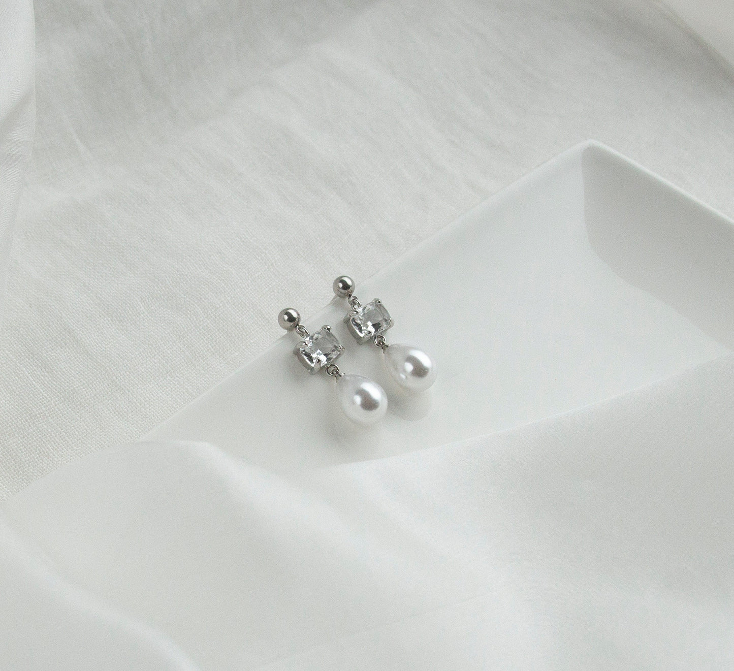 Teardrop Pearl Bridal Earrings; Dangle Earrings; Drop Earrings; Wedding jewellery; Silver Earrings; Crystal earrings; Gift for bride