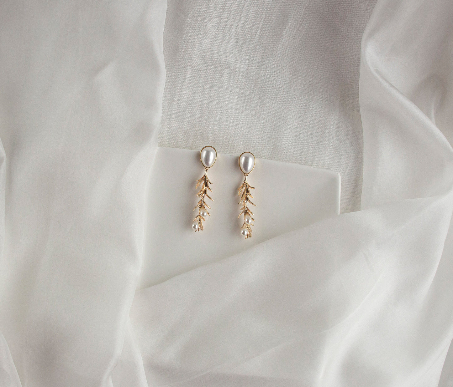 Gold Leaves Bridal Statement Earrings; Dangle Earrings; Pearl Earrings; Wedding Earrings; Bride Earrings; Gift for Bride; Gift for her