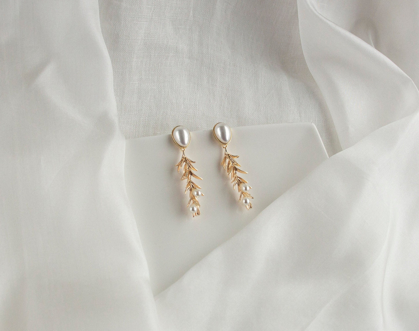 Gold Leaves Bridal Statement Earrings; Dangle Earrings; Pearl Earrings; Wedding Earrings; Bride Earrings; Gift for Bride; Gift for her