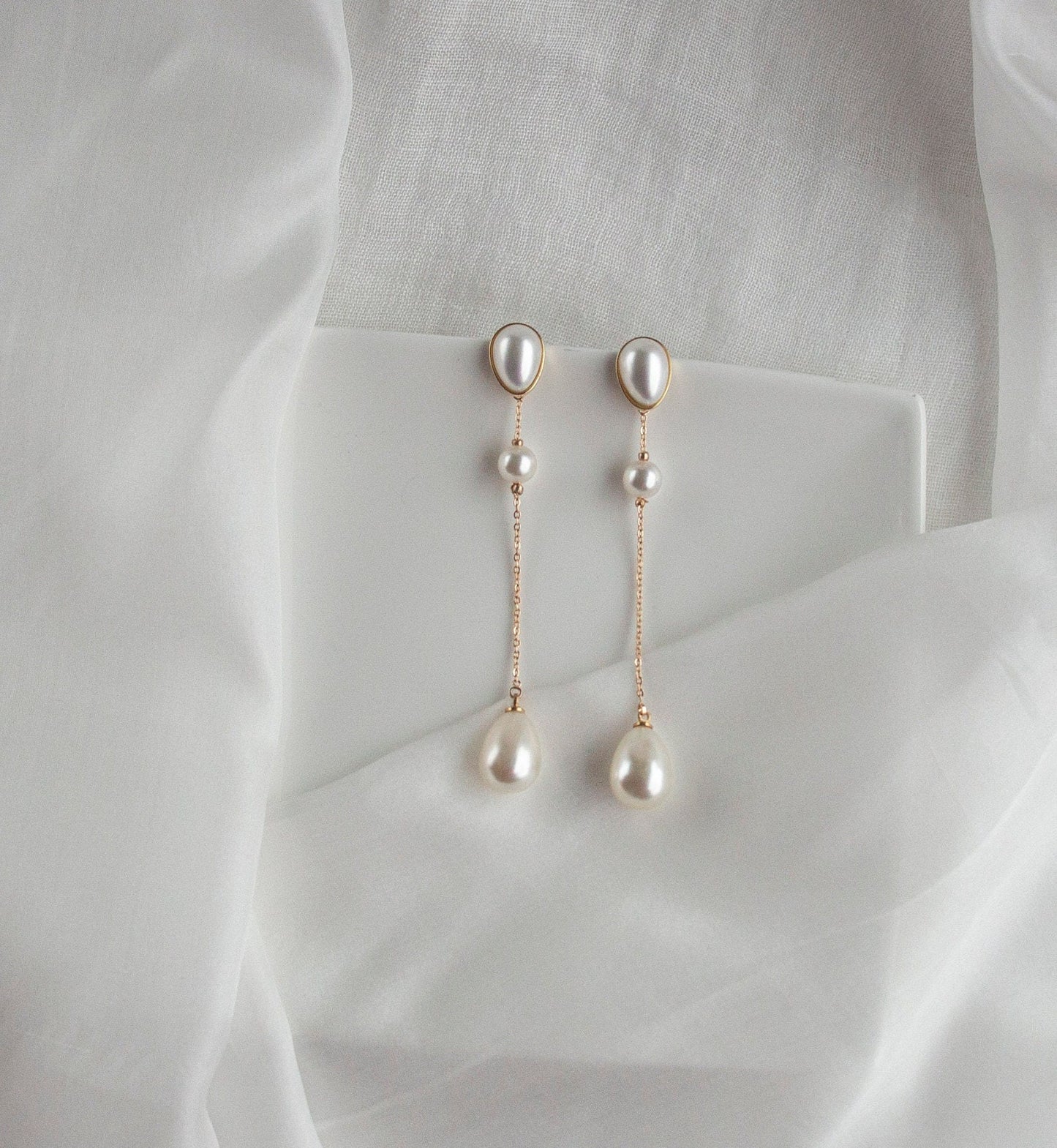 Bridal Statement Earrings; Gold Earrings; Pearl Earrings; Dangle Earrings; Chain Earrings; Wedding jewellery; Gift for Bride; Gift for Her