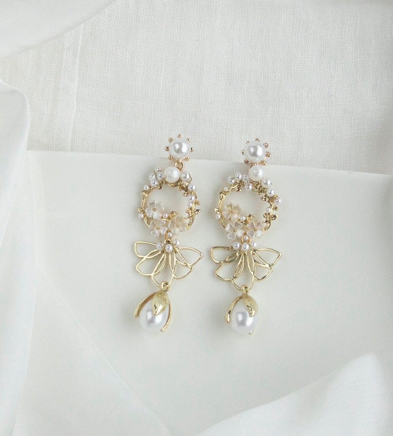 Bridal Statement Earrings; Floral Earrings; Pearl Earrings; Wedding Earrings; Large Earrings; Dangle Earrings; Gift for Bride; Gift for Her