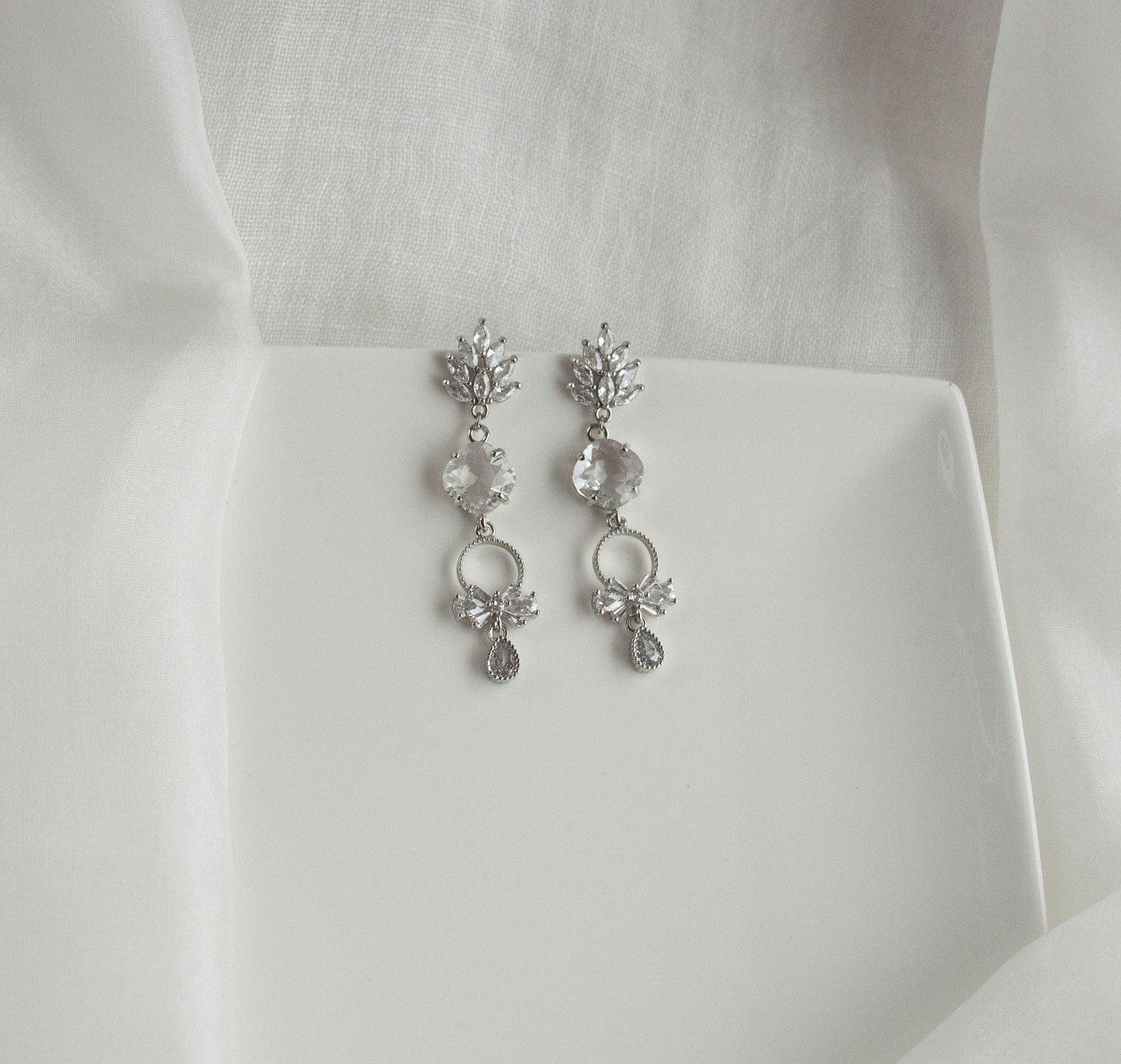 Bridal Statement Earrings; Silver earrings; Crystal Earrings; Dangle Earrings; Wedding Earrings; Gift for Bride; Party Earrings;