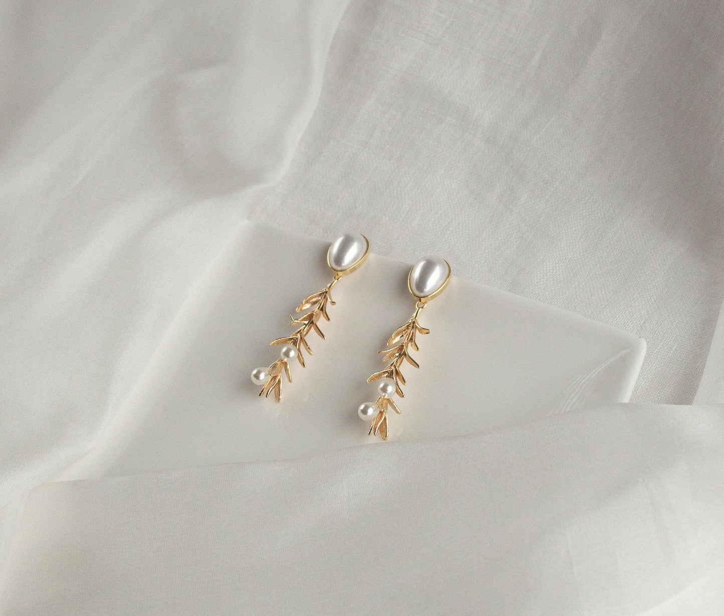 Gold Leaves Bridal Statement Earrings; Dangle Earrings; Pearl Earrings; Wedding Earrings; Bride Earrings; Gift for Bride; Gift for her