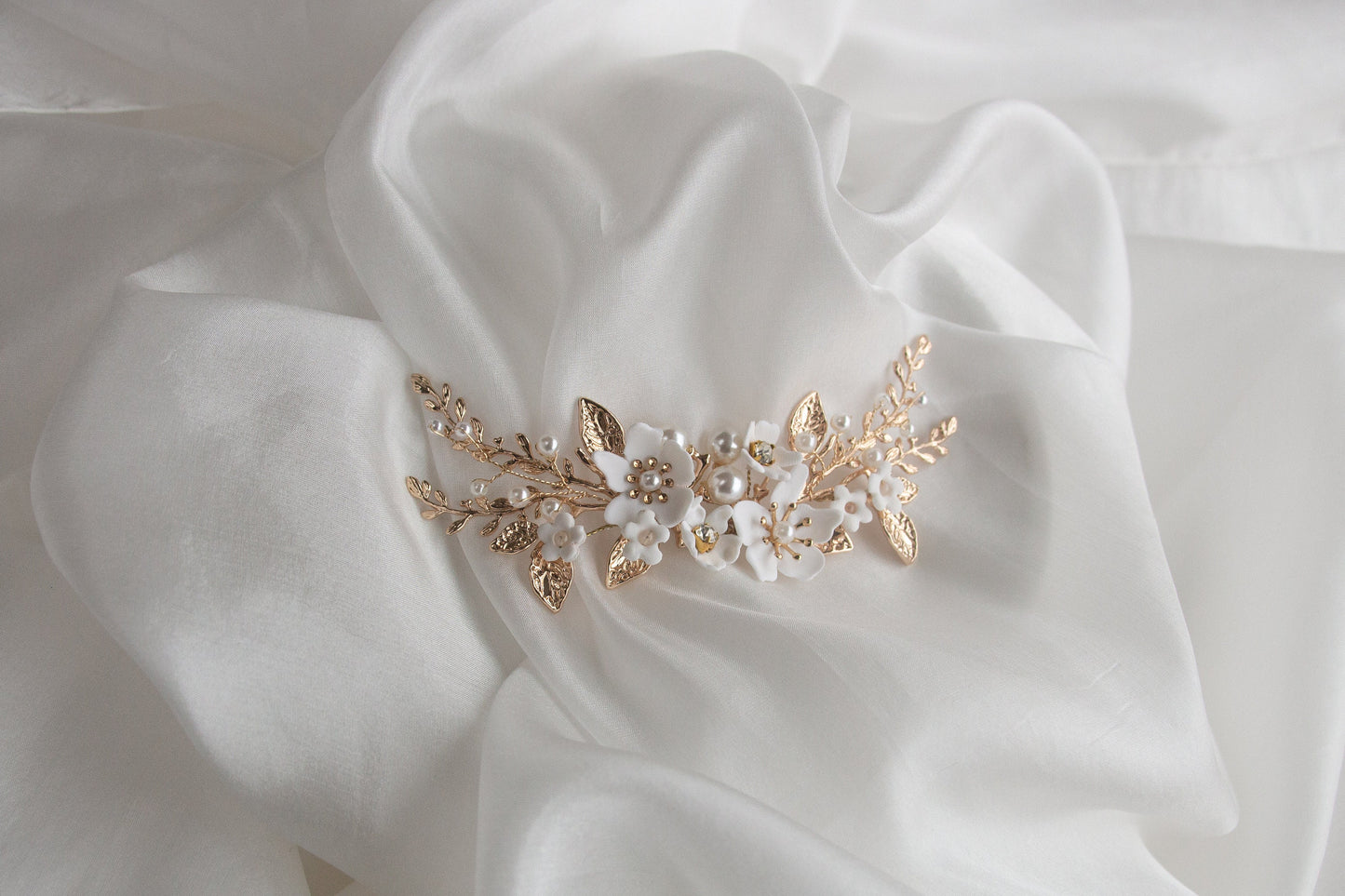 Gold & White Floral Bridal Hair piece; Bridal Headpiece; Bridal Hair Acessory; Bridal Hair Pin; Bridal Haircomb; Handmade Wedding Jewellery