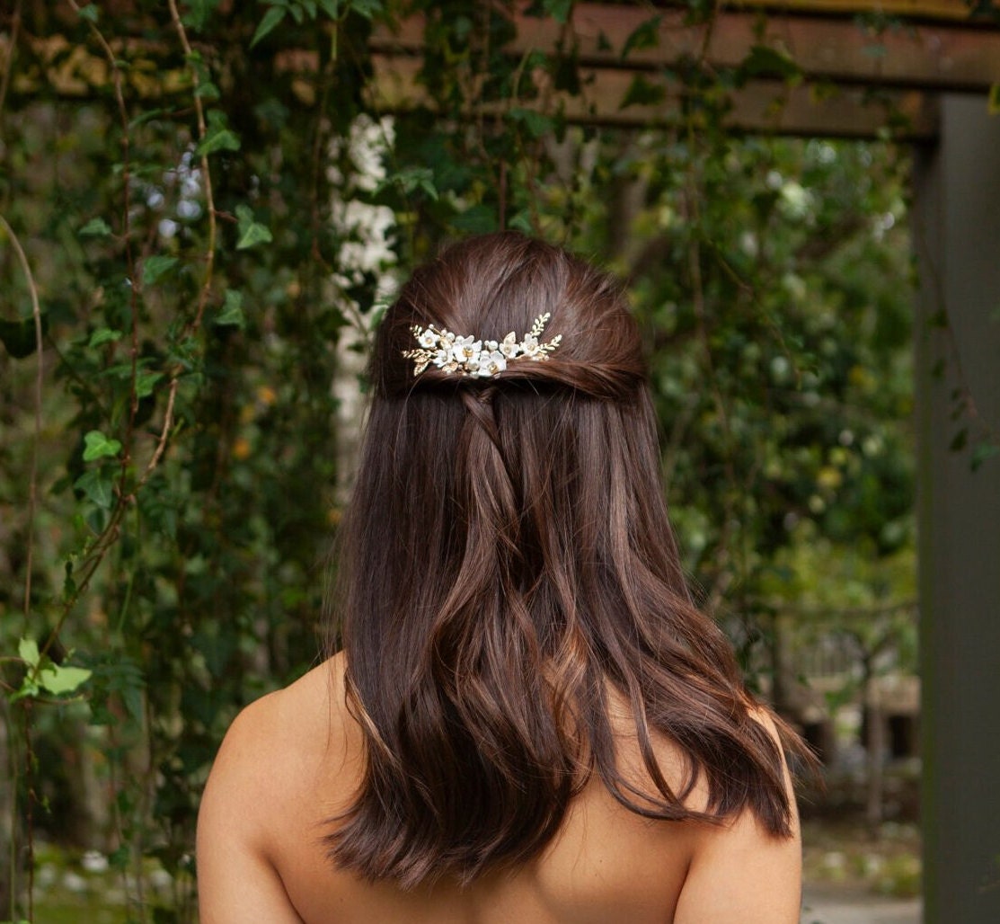 Gold & White Floral Bridal Hair piece; Bridal Headpiece; Bridal Hair Acessory; Bridal Hair Pin; Bridal Haircomb; Handmade Wedding Jewellery