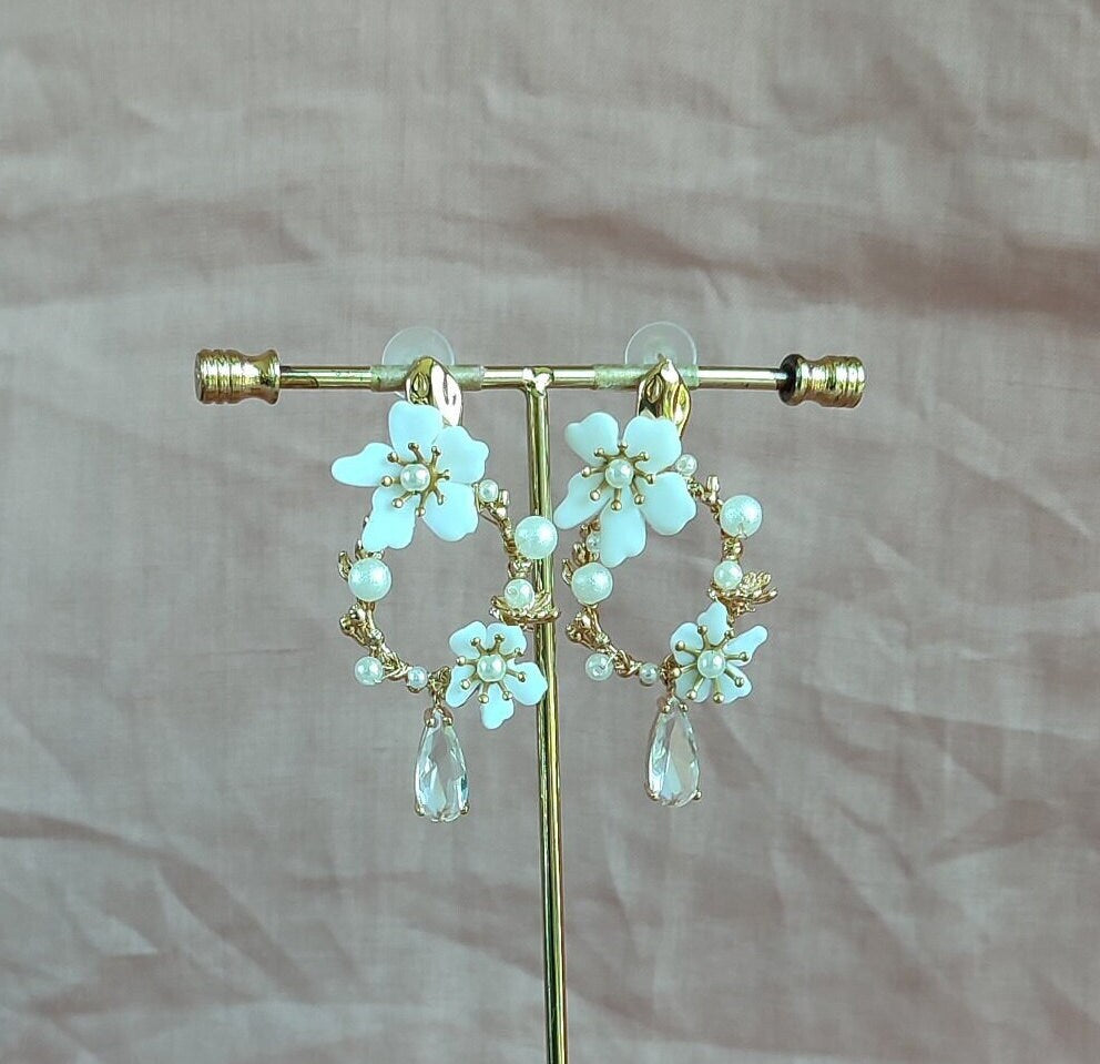 Bridal Statement Floral Earrings; White Flowers Earrings; Pearl Earrings; Wedding earrings; Crystal Earrings; Dangle Earrings;Gift for Bride