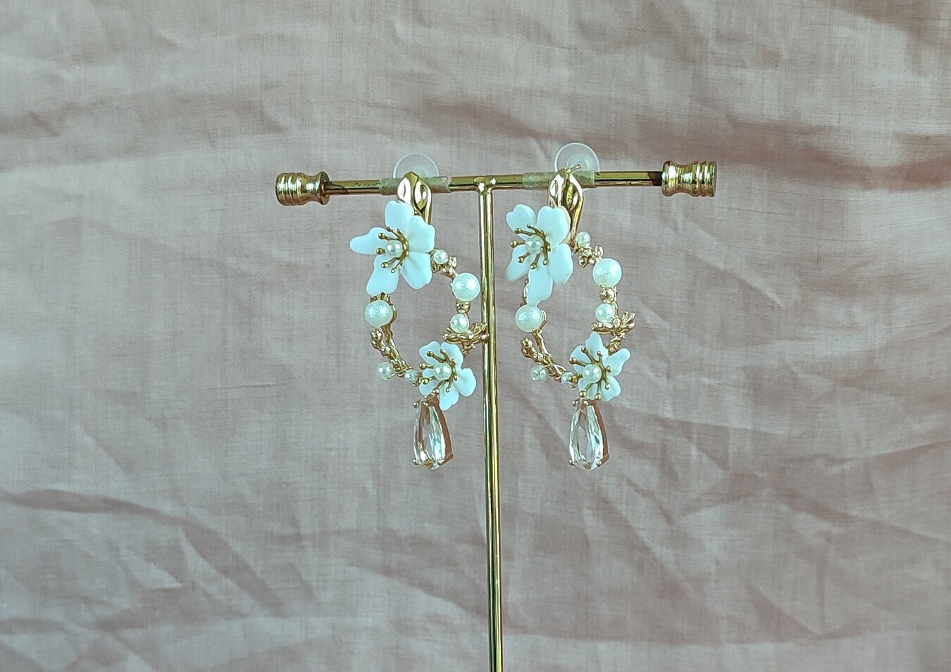 Bridal Statement Floral Earrings; White Flowers Earrings; Pearl Earrings; Wedding earrings; Crystal Earrings; Dangle Earrings;Gift for Bride