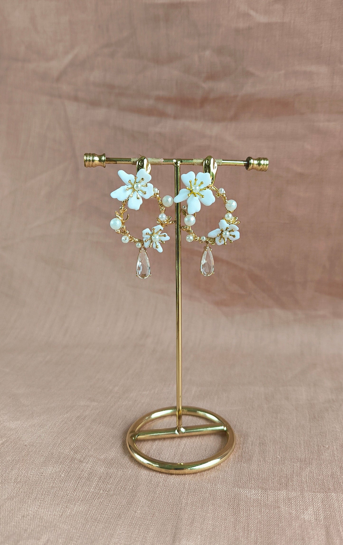 Bridal Statement Floral Earrings; White Flowers Earrings; Pearl Earrings; Wedding earrings; Crystal Earrings; Dangle Earrings;Gift for Bride