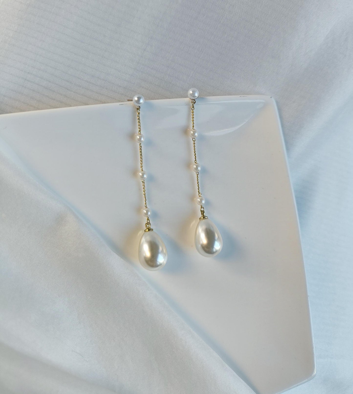 Bridal Statement Earrings; Gold Earrings; Pearl Earrings; Dangle Earrings; Chain Earrings; Wedding jewellery; Gift for Bride; Gift for Her