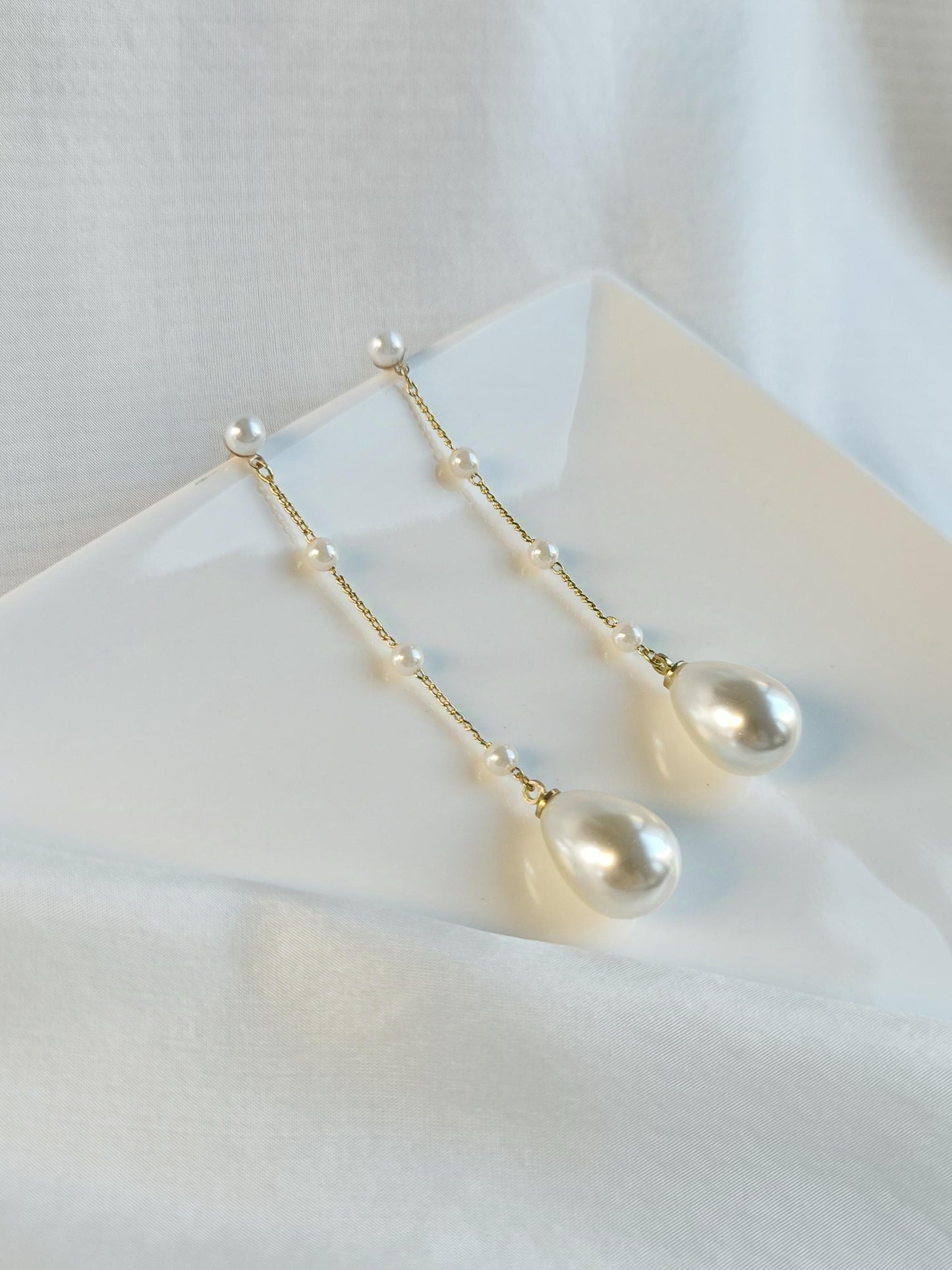 Bridal Statement Earrings; Gold Earrings; Pearl Earrings; Dangle Earrings; Chain Earrings; Wedding jewellery; Gift for Bride; Gift for Her
