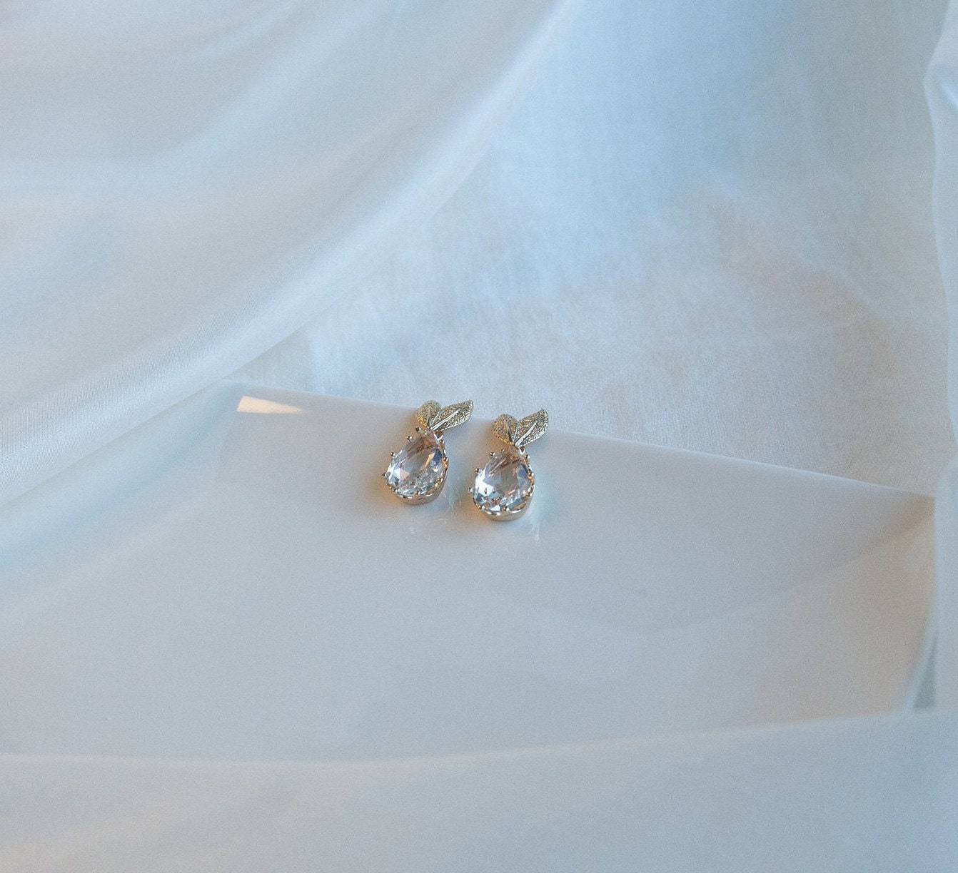 Bridal Gold Leaf Drop Earrings; Crystal Earrings; Wedding Jewellery; Tear drop Earrings; Bride Earrings; Bride Gift; Party earrings