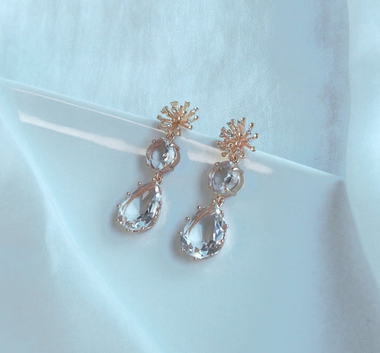 Bridal Statement Earrings; Wedding Earrings; Crystal Earrings; Tear drop Earrings; Dangle Earrings; Gift for Bride; Party Earrings