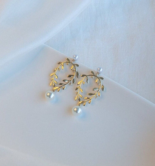 Gold Leaves Bridal Statement Earrings; Dangle Earrings; Gold Earrings; Wedding Earrings; Bride earrings; Bride gift; Pearl Earrings;