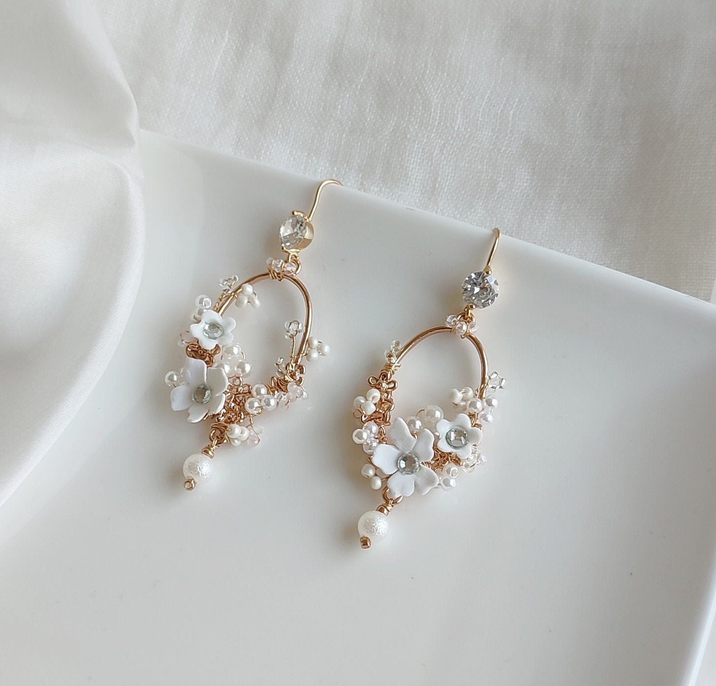 Bridal Statement Floral Earrings; White Flowers Earrings; Pearl Earrings; Wedding earrings; Crystal Earrings; Dangle Earrings;Gift for Bride