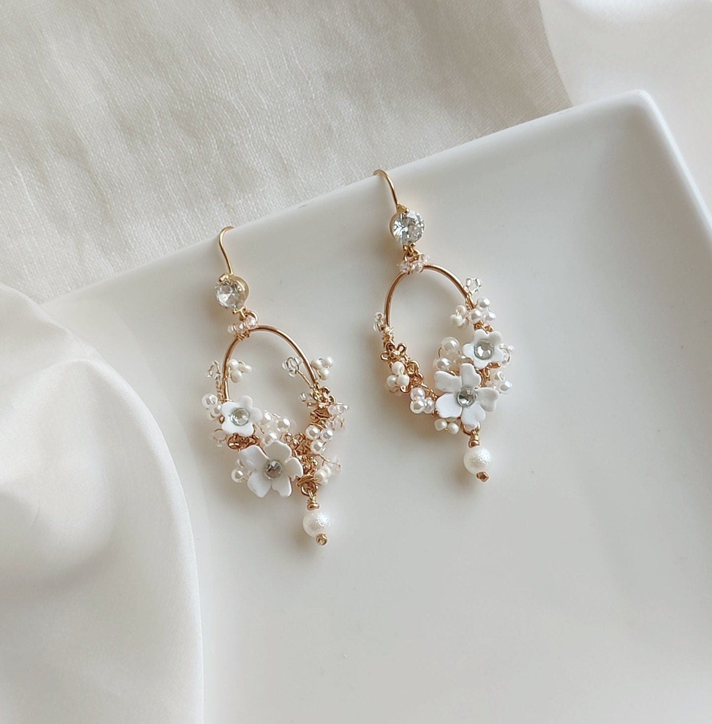 Bridal Statement Floral Earrings; White Flowers Earrings; Pearl Earrings; Wedding earrings; Crystal Earrings; Dangle Earrings;Gift for Bride