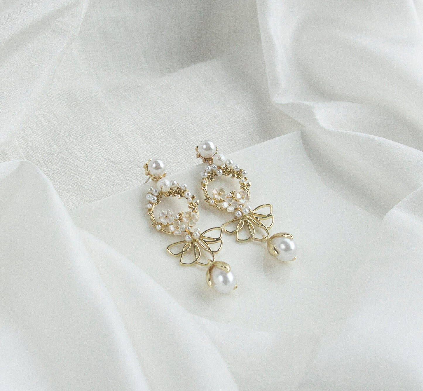 Bridal Statement Earrings; Floral Earrings; Pearl Earrings; Wedding Earrings; Large Earrings; Dangle Earrings; Gift for Bride; Gift for Her