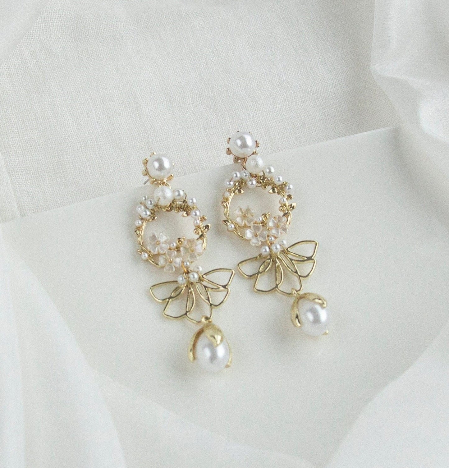 Bridal Statement Earrings; Floral Earrings; Pearl Earrings; Wedding Earrings; Large Earrings; Dangle Earrings; Gift for Bride; Gift for Her