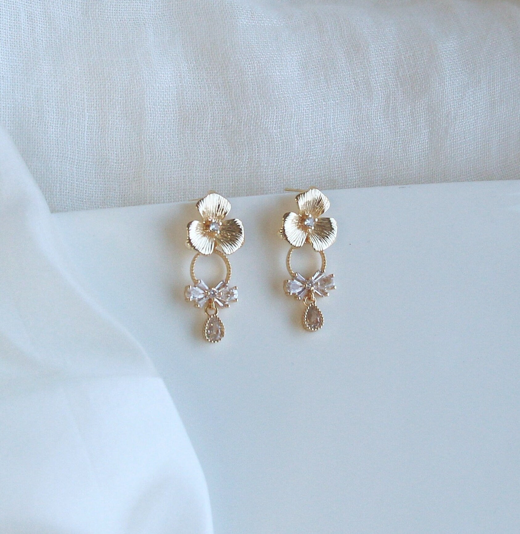 Gold Flower Bridal Dangle Earrings; Wedding earrings; Wedding Jewellery; Cubic Zirconia Earrings; Crystal Earrings; Gift for Her;