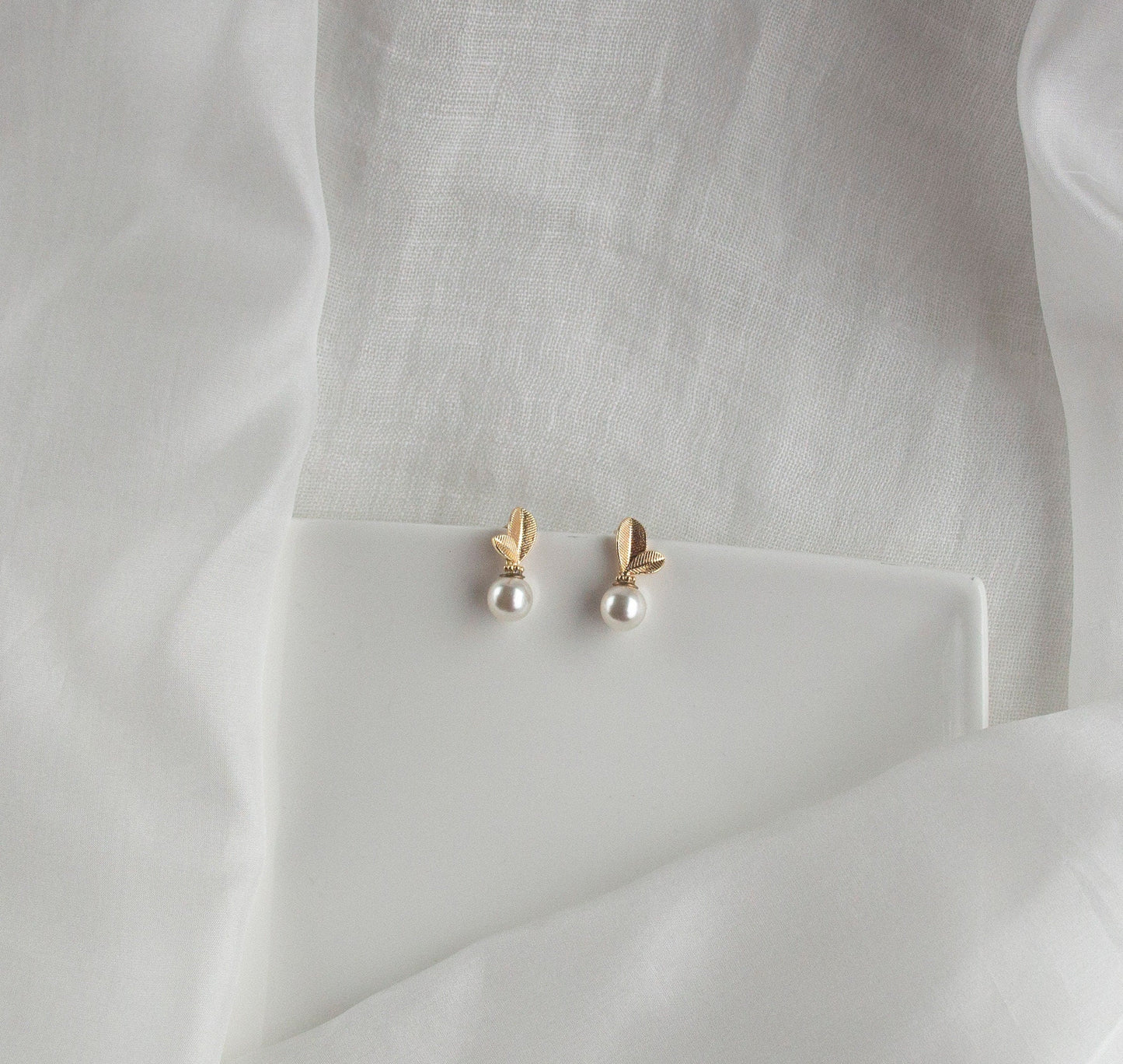 Gold Leaf Bridal Drop Earrings; Pearl Earrings; Wedding Jewellery; Bride Earrings; Gift for Bride; Party earrings; Gift for Her