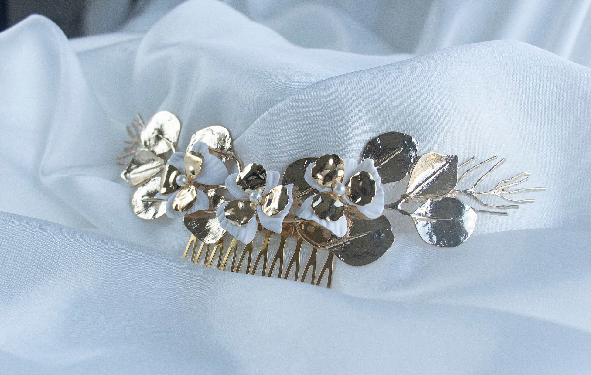 Gold Floral Bridal Haircomb; Bridal Headpiece; Handmade Wedding Jewellery; Golden Hair Acessory; Bridal Hair Pin; Gift for Bride