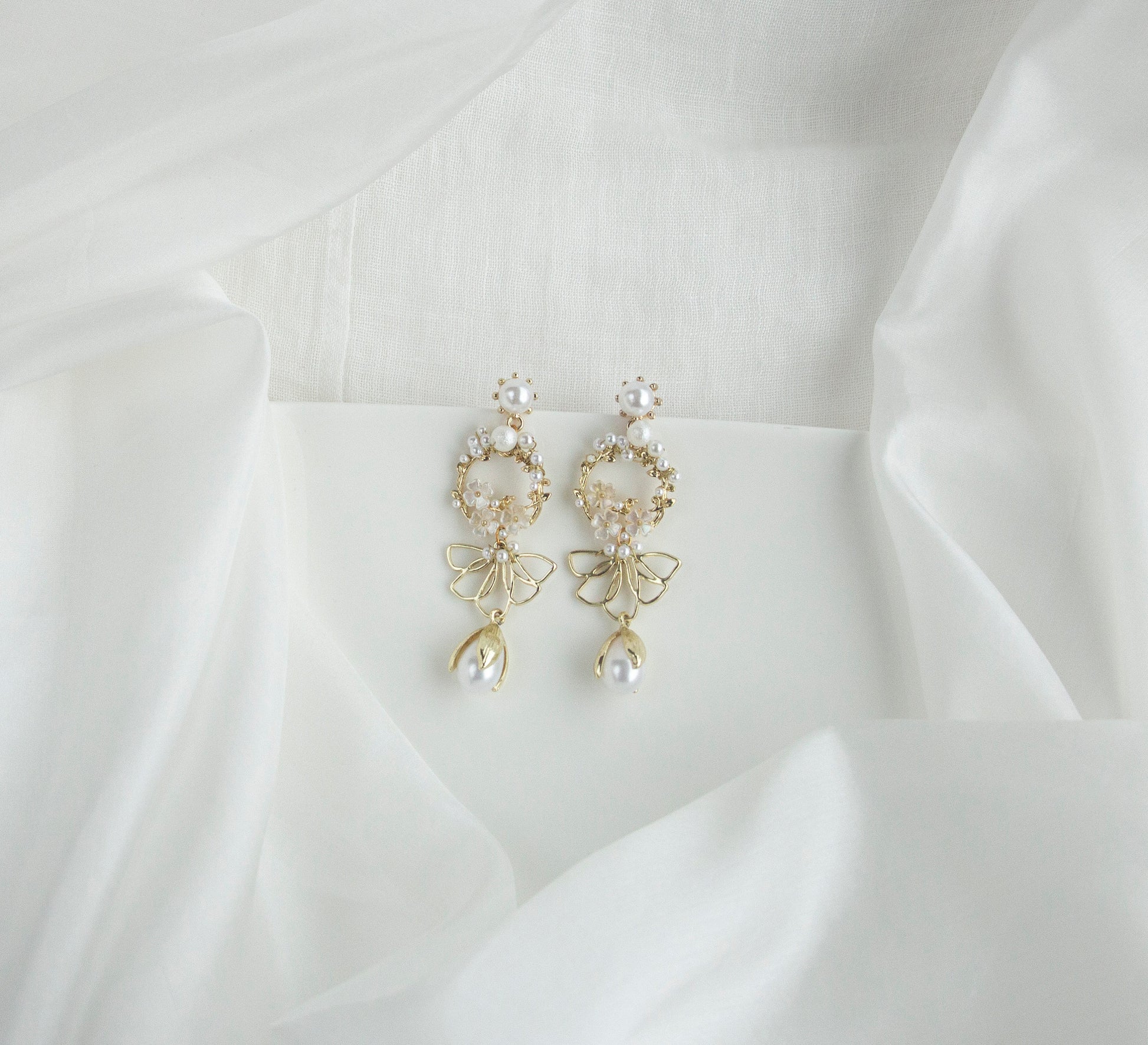 Bridal Statement Earrings; Floral Earrings; Pearl Earrings; Wedding Earrings; Large Earrings; Dangle Earrings; Gift for Bride; Gift for Her