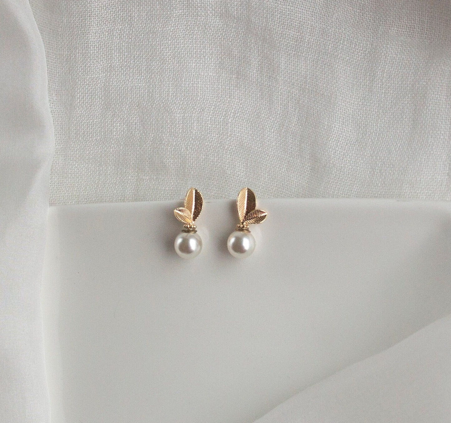 Gold Leaf Bridal Drop Earrings; Pearl Earrings; Wedding Jewellery; Bride Earrings; Gift for Bride; Party earrings; Gift for Her