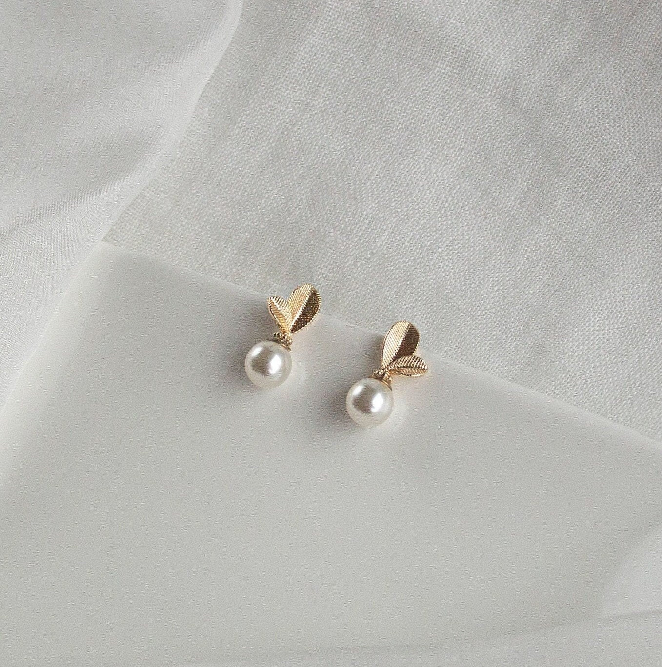 Gold Leaf Bridal Drop Earrings; Pearl Earrings; Wedding Jewellery; Bride Earrings; Gift for Bride; Party earrings; Gift for Her