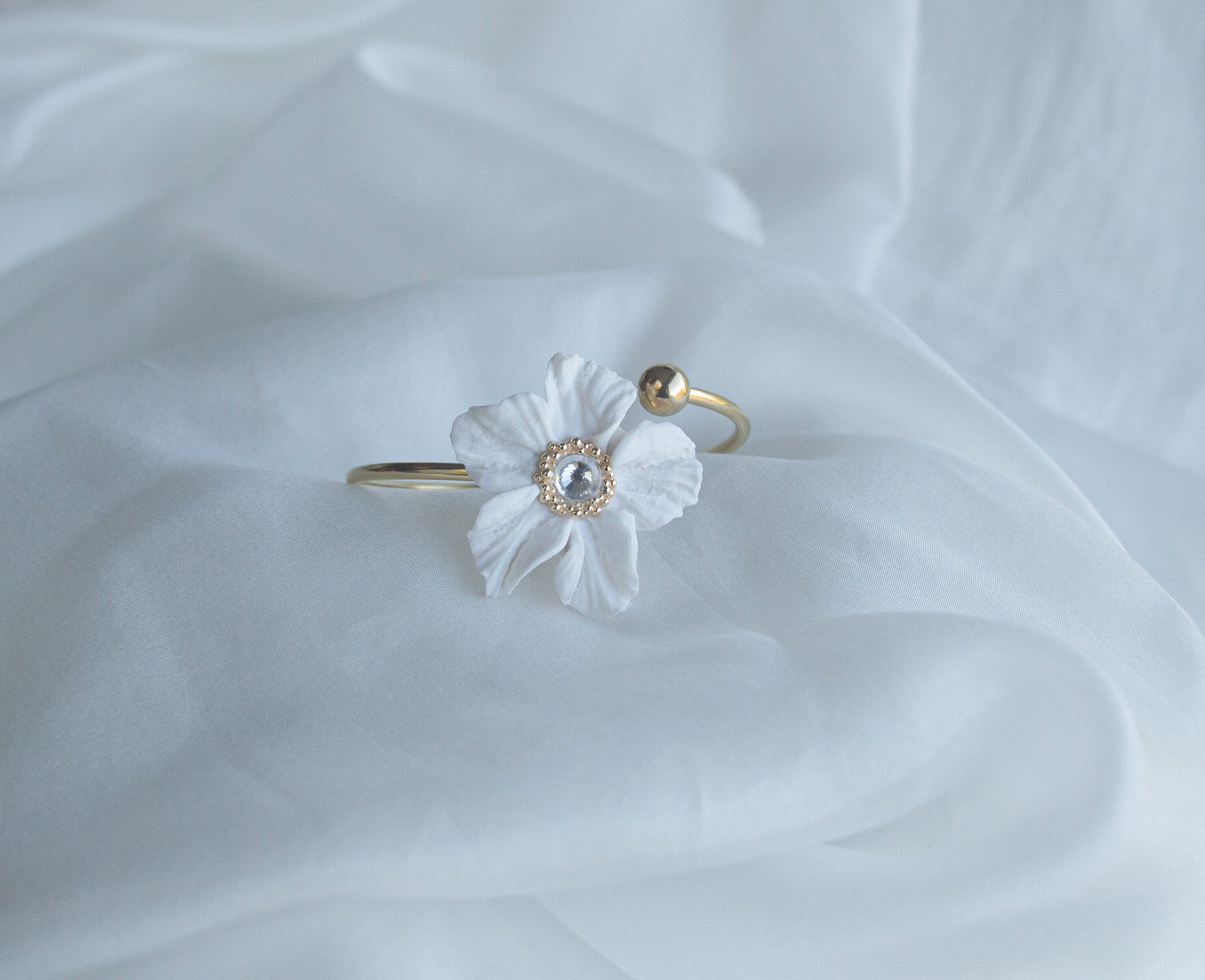 Bridal Statement Floral Bracelet; white Flower Bracelet; Wedding Jewellery; Golden Bracelet; White, Gold, Crystal Bracelet; Gift for Bride