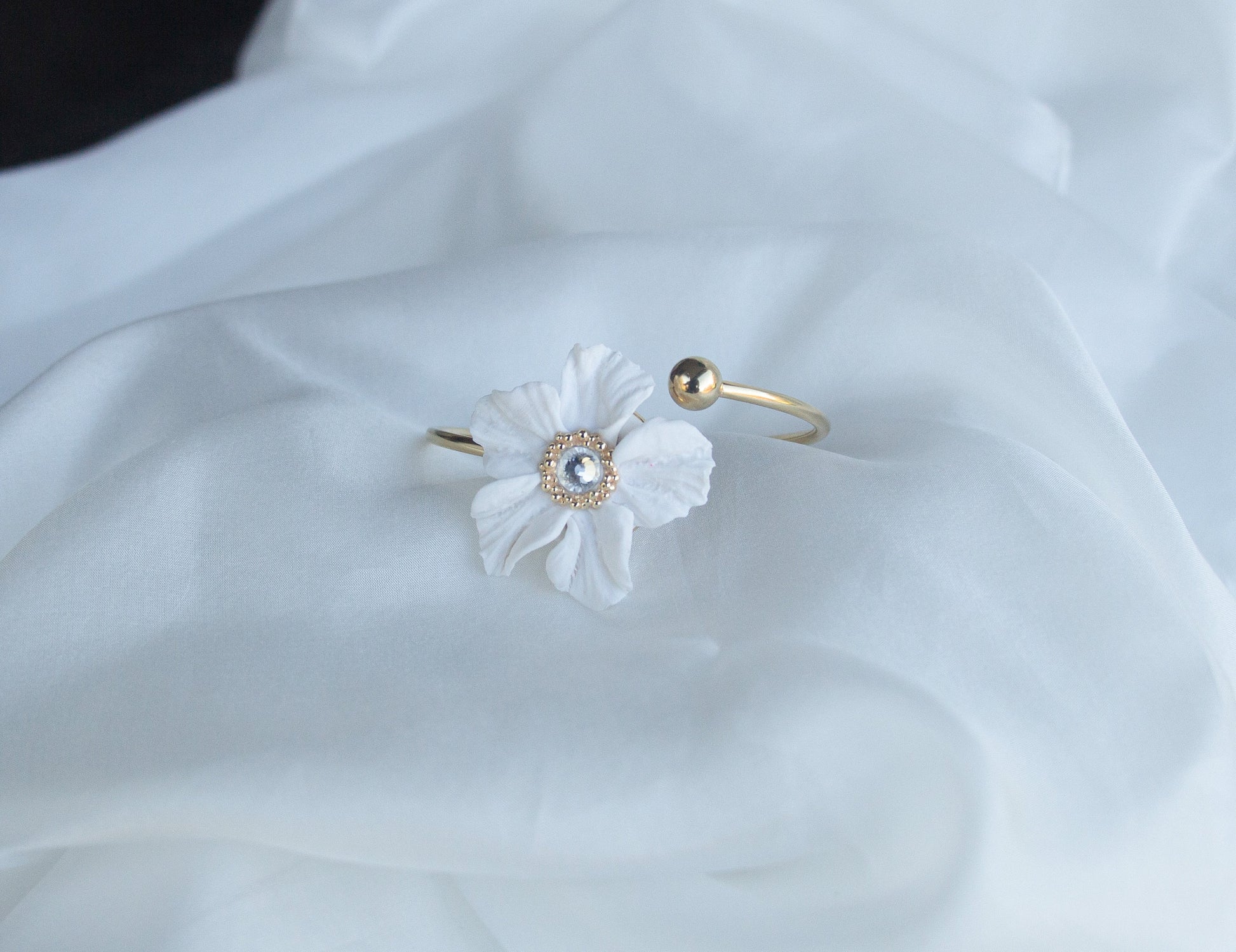 Bridal Statement Floral Bracelet; white Flower Bracelet; Wedding Jewellery; Golden Bracelet; White, Gold, Crystal Bracelet; Gift for Bride