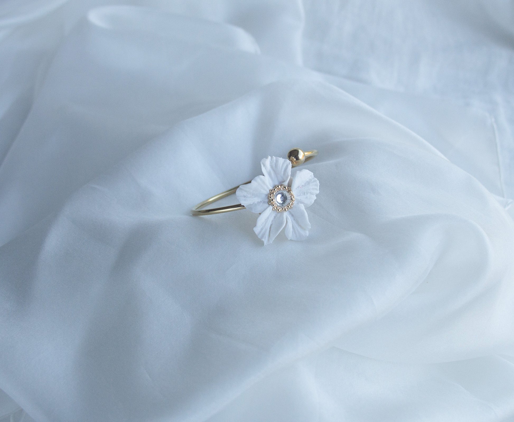 Bridal Statement Floral Bracelet; white Flower Bracelet; Wedding Jewellery; Golden Bracelet; White, Gold, Crystal Bracelet; Gift for Bride