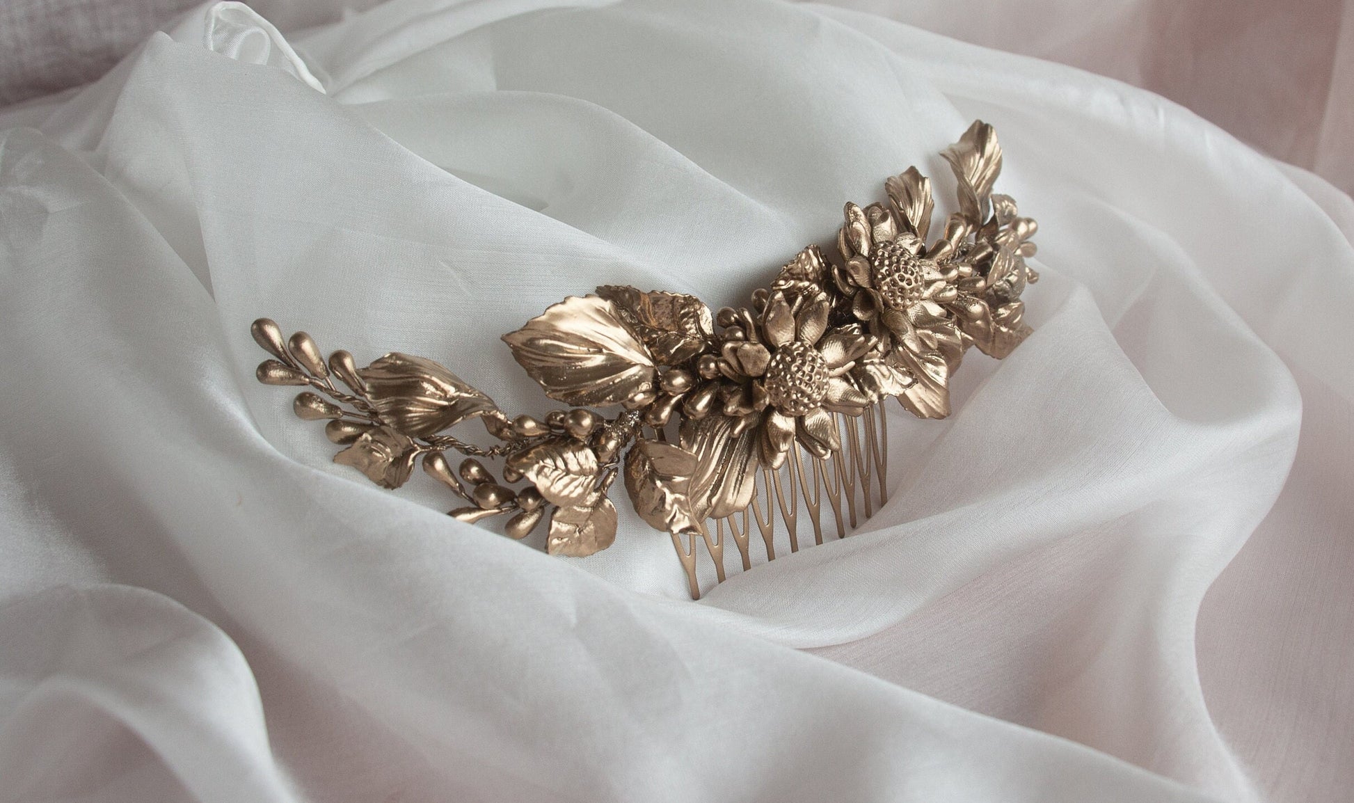 Gold Floral Bridal Haircomb; Bridal Headpiece; Handmade Wedding Jewellery; Bridal Vintage Gold Hair Acessory; Bridal Hair Pin;Gift for Bride