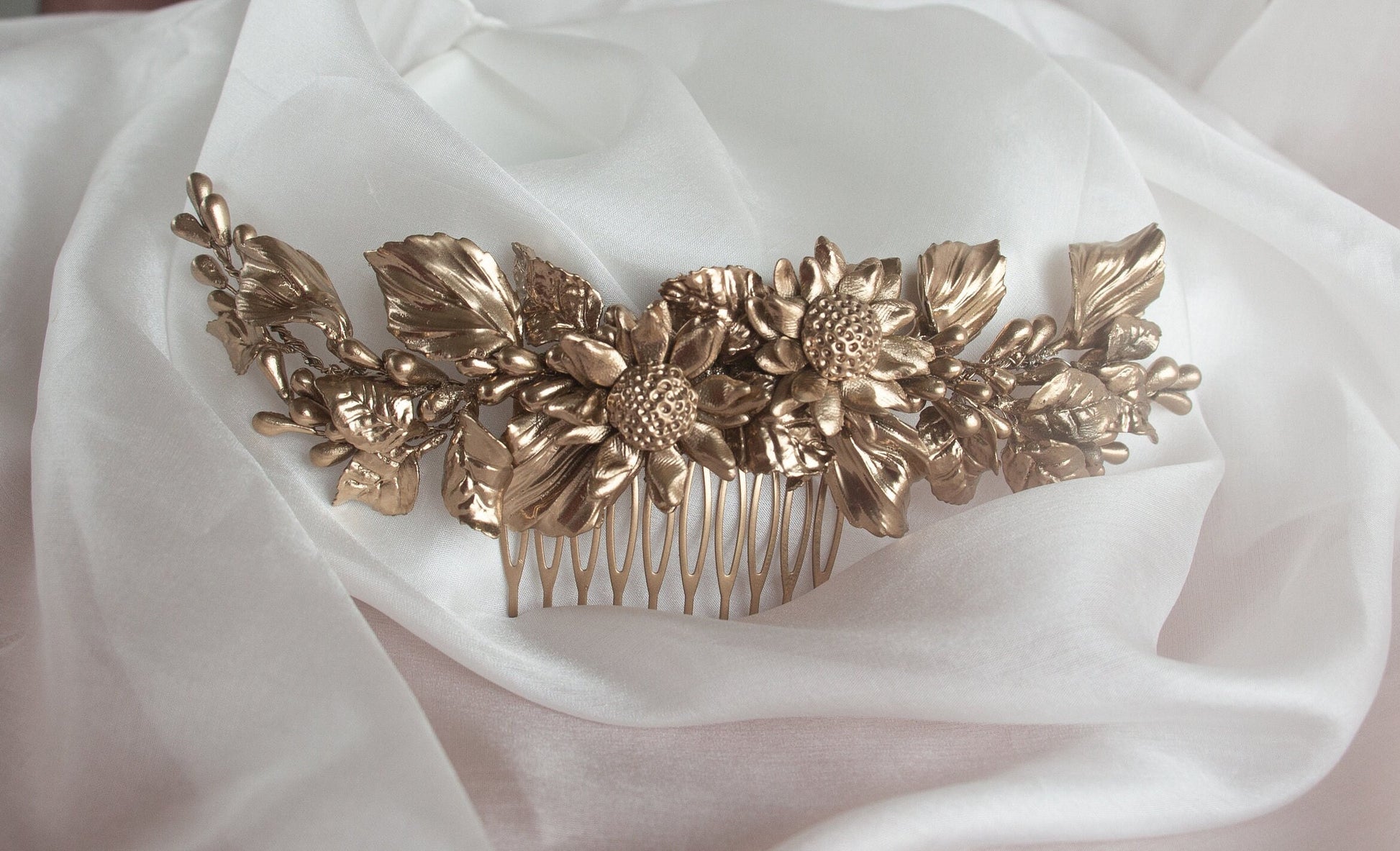 Gold Floral Bridal Haircomb; Bridal Headpiece; Handmade Wedding Jewellery; Bridal Vintage Gold Hair Acessory; Bridal Hair Pin;Gift for Bride