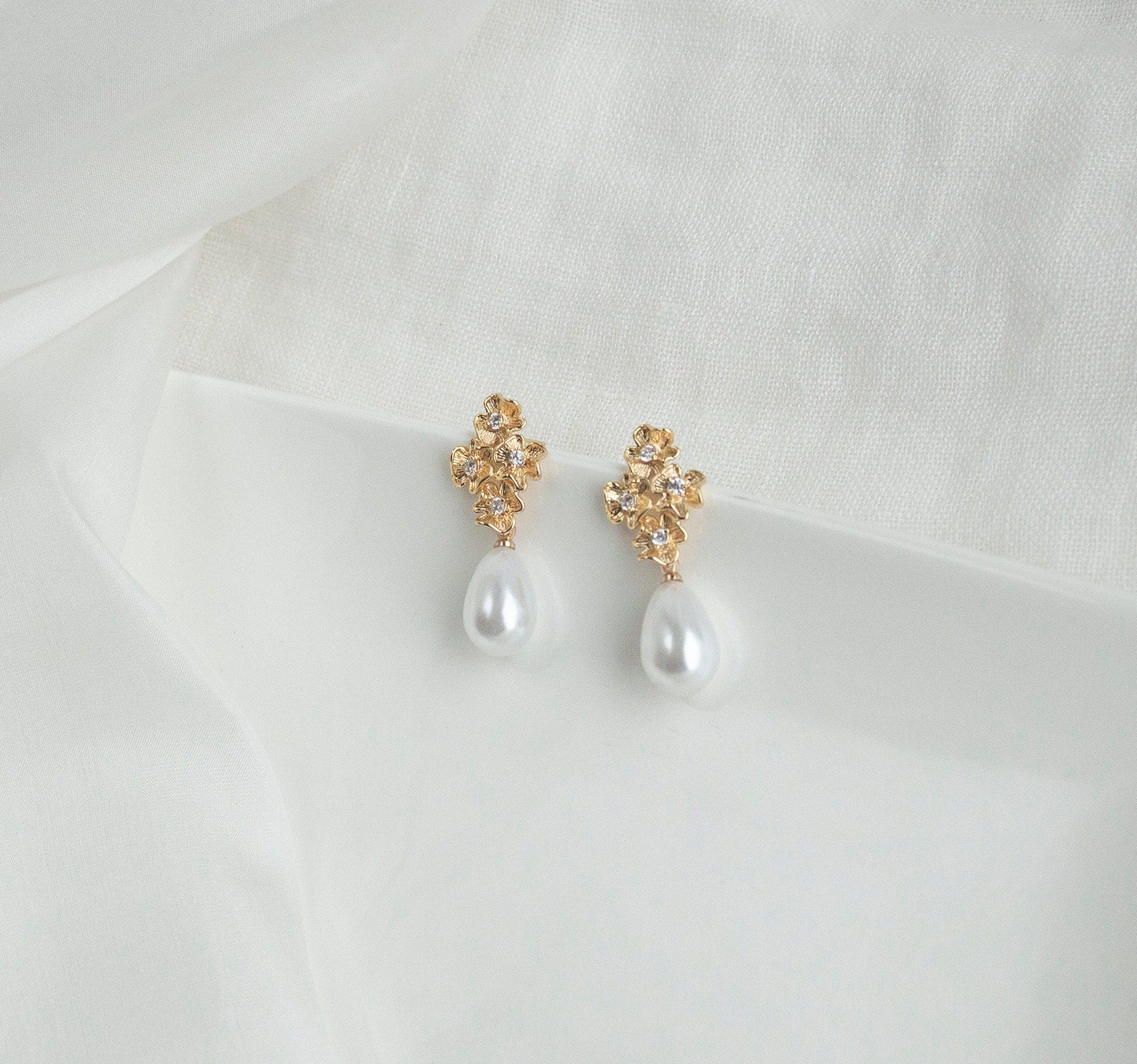 Bridal Gold & Pearl Earrings; Gold Floral Earrings; Wedding Earrings; Bridal Dangle Earrings; Bridal Studs; Crystal Earring; Gift for Bride;