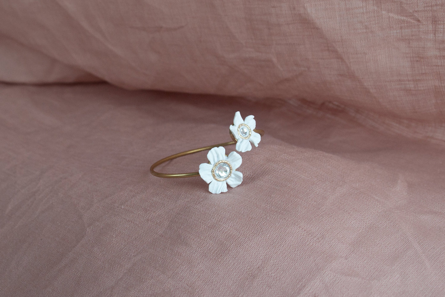 Bridal Statement Floral Bracelet; white Flowers Bracelet; Wedding Jewellery; Golden Bracelet; White, Gold, Crystal Bracelet; Gift for Bride