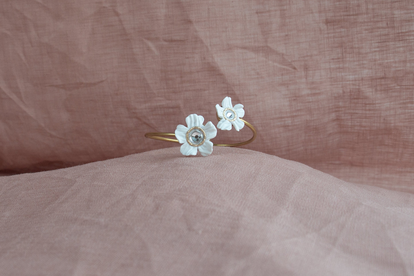 Bridal Statement Floral Bracelet; white Flowers Bracelet; Wedding Jewellery; Golden Bracelet; White, Gold, Crystal Bracelet; Gift for Bride