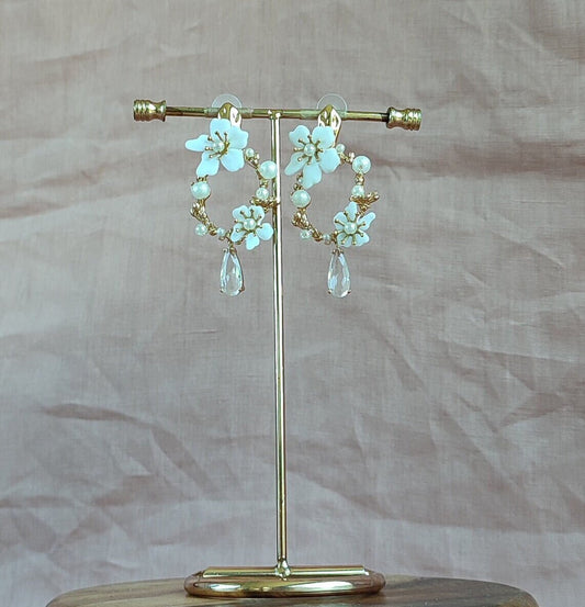 Bridal Statement Floral Earrings; White Flowers Earrings; Pearl Earrings; Wedding earrings; Crystal Earrings; Dangle Earrings;Gift for Bride