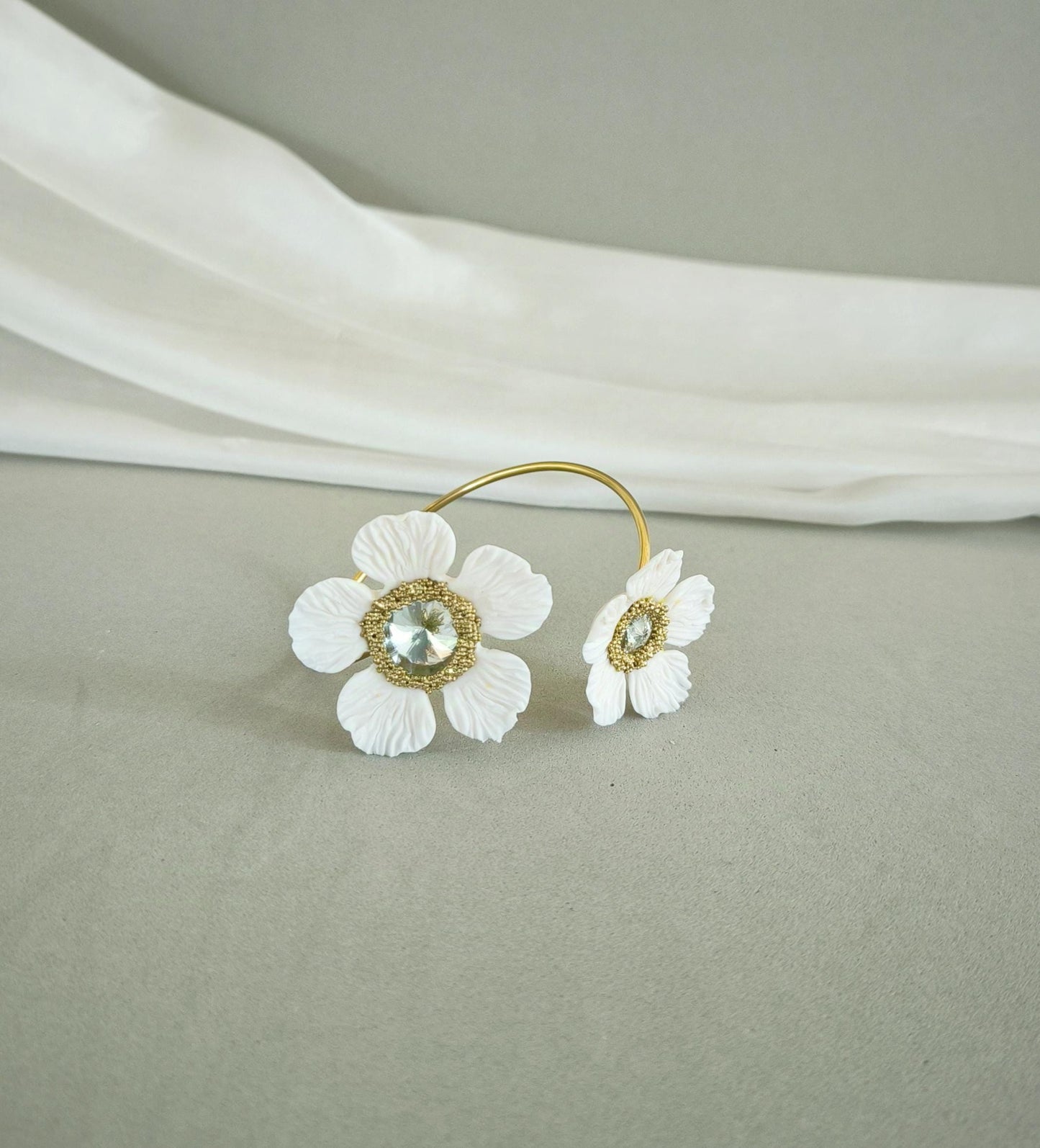 Floral Statement Bracelet; Large White Flowers Bracelet; Wedding Jewellery; Gold & Crystal Bracelet; Gift for Bride; Maid of honor;