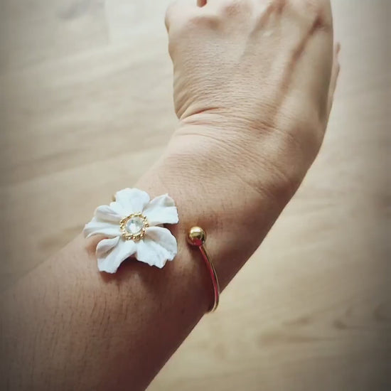 Bridal Statement Floral Bracelet; white Flower Bracelet; Wedding Jewellery; Golden Bracelet; White, Gold, Crystal Bracelet; Gift for Bride