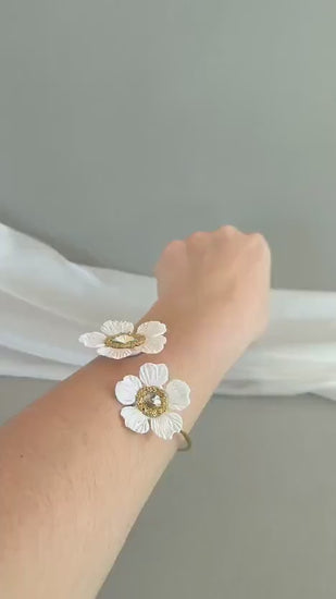 Floral Statement Bracelet; Large White Flowers Bracelet; Wedding Jewellery; Gold & Crystal Bracelet; Gift for Bride; Maid of honor;