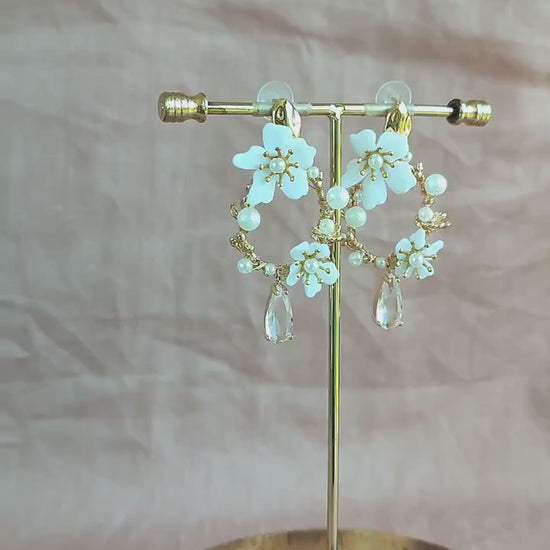 Bridal Statement Floral Earrings; White Flowers Earrings; Pearl Earrings; Wedding earrings; Crystal Earrings; Dangle Earrings;Gift for Bride